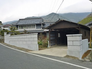 和歌山 橋本市 E邸 / 外構工事（大谷ブロック、門柱、塀、基礎はコンクリート擁壁）