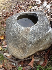 手水鉢（生駒石）