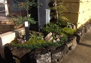 大阪　堺市美原区　うどん津の勢様 玄関前の庭造り、和風の庭