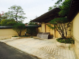 兵庫県　加西市　Ｓ様　和風の庭、植木の植え付け工事（門屋前の多行松の植え付け） 　