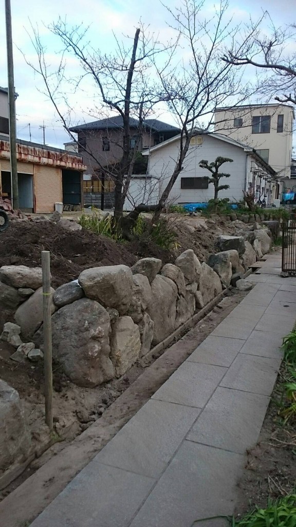 大阪　泉佐野市　庭のリフォーム、庭石据え付け