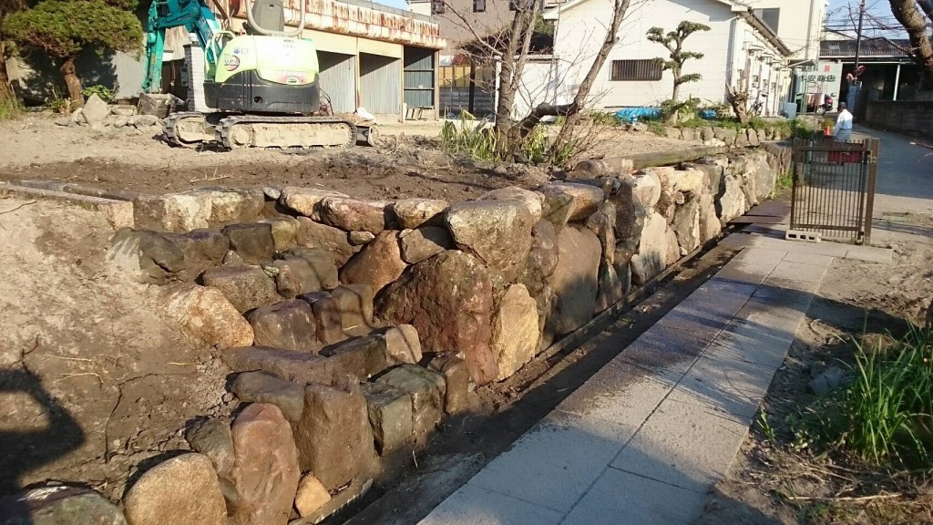 大阪　泉佐野市　庭のリフォーム、くずれ石積み、アプローチ工事
