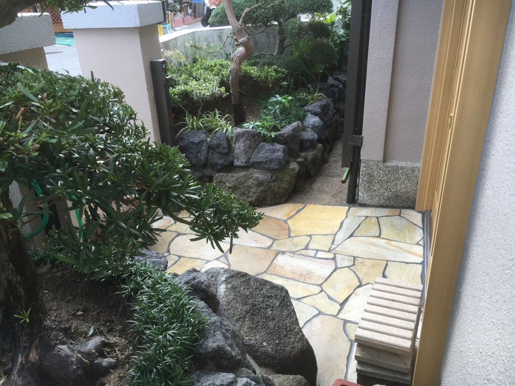 大阪　堺市　K様　和風の庭リフォーム、庭石積み、乱形貼り石工事