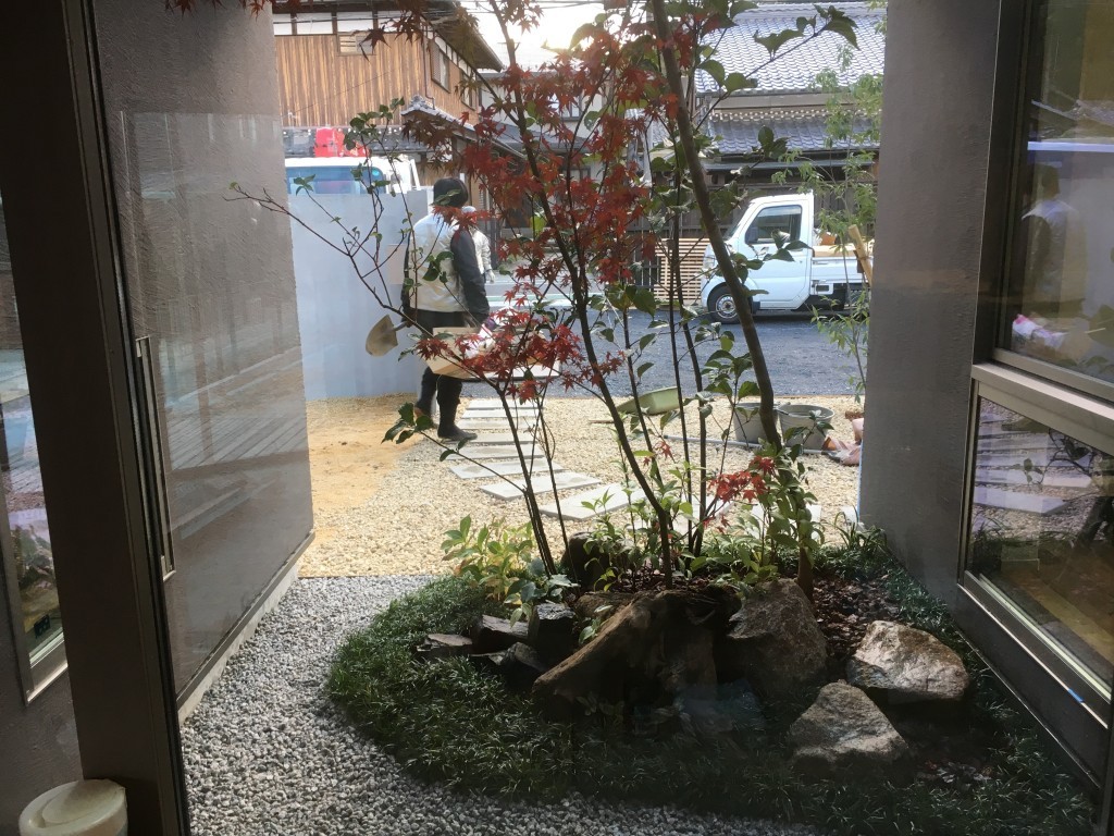 滋賀　湖南市　Ｆ様　雑木の坪庭、３方向から見える庭