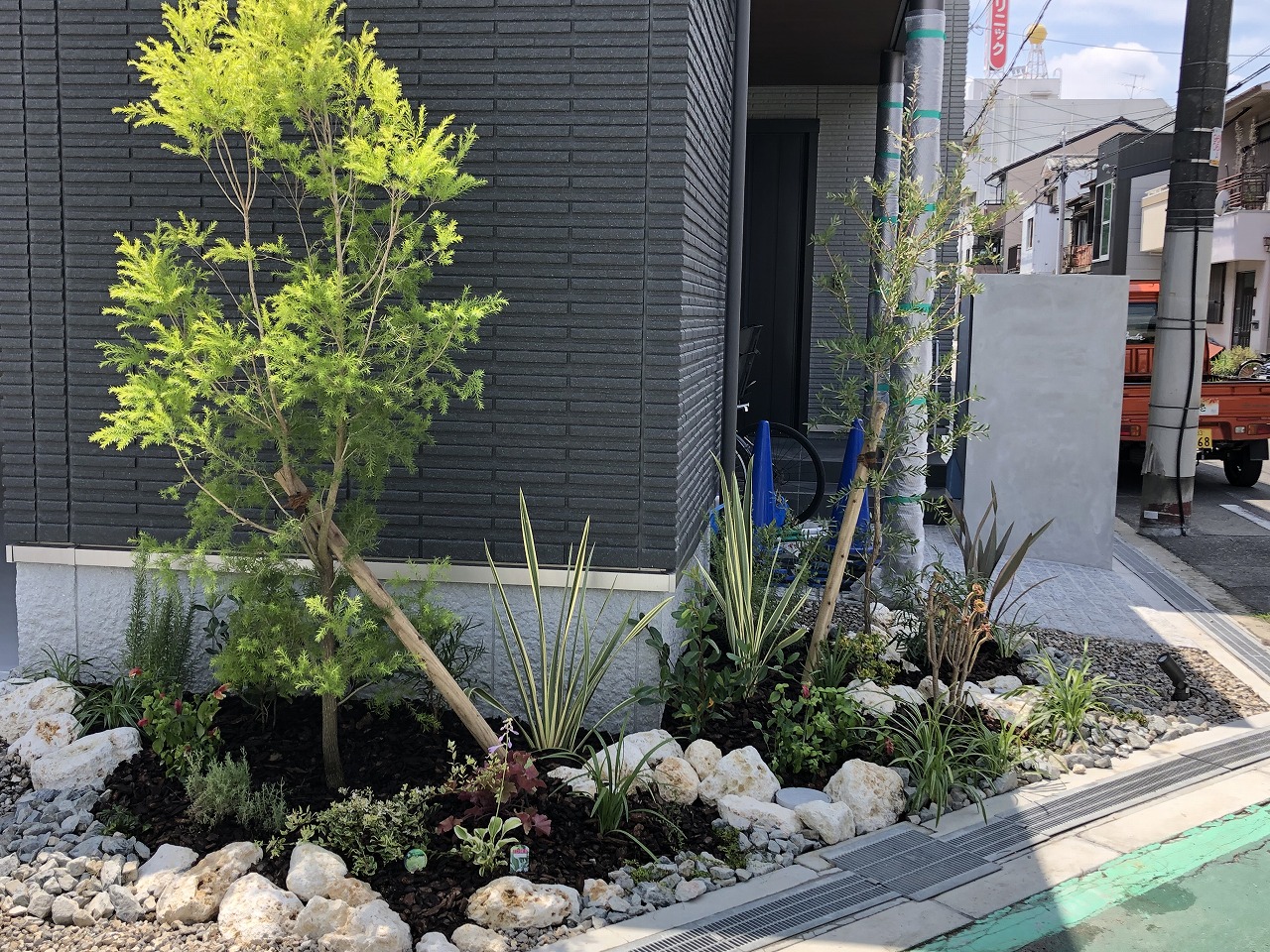 大阪市　旭区　Ｋ様　オーストラリアの植物を使った庭つくり、ロックガーデン（オージープランツ）