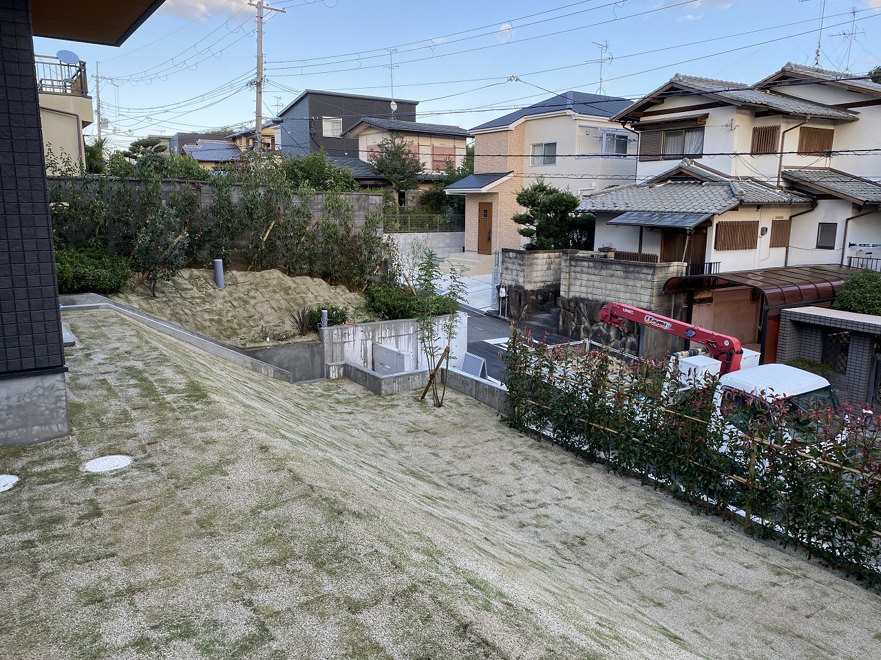 大阪　富田林市寺池台　S様　植栽工事、のり面の庭つくり