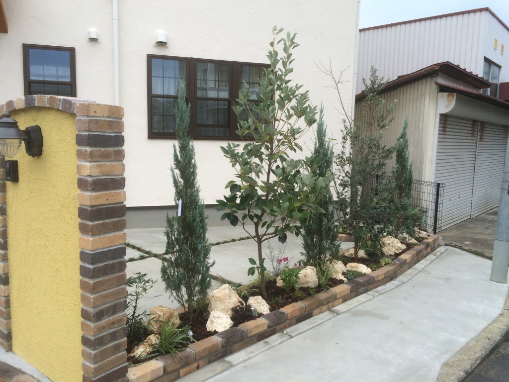 大阪　堺市　花壇の庭造り、ロックガーデン、植木植え付け