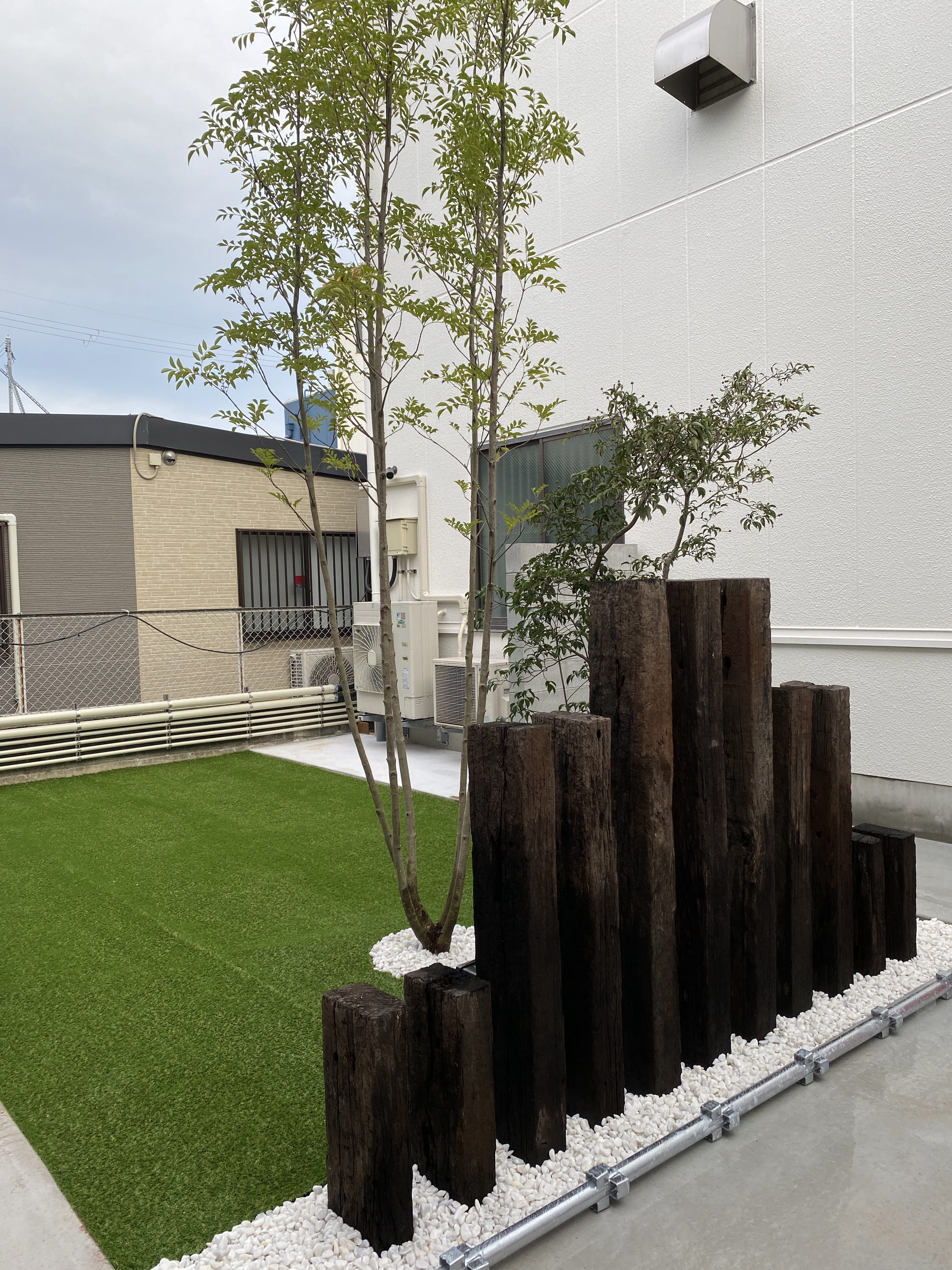 大阪　東大阪市　S社様　新社屋オフィス　人工芝の庭つくり 植栽工事