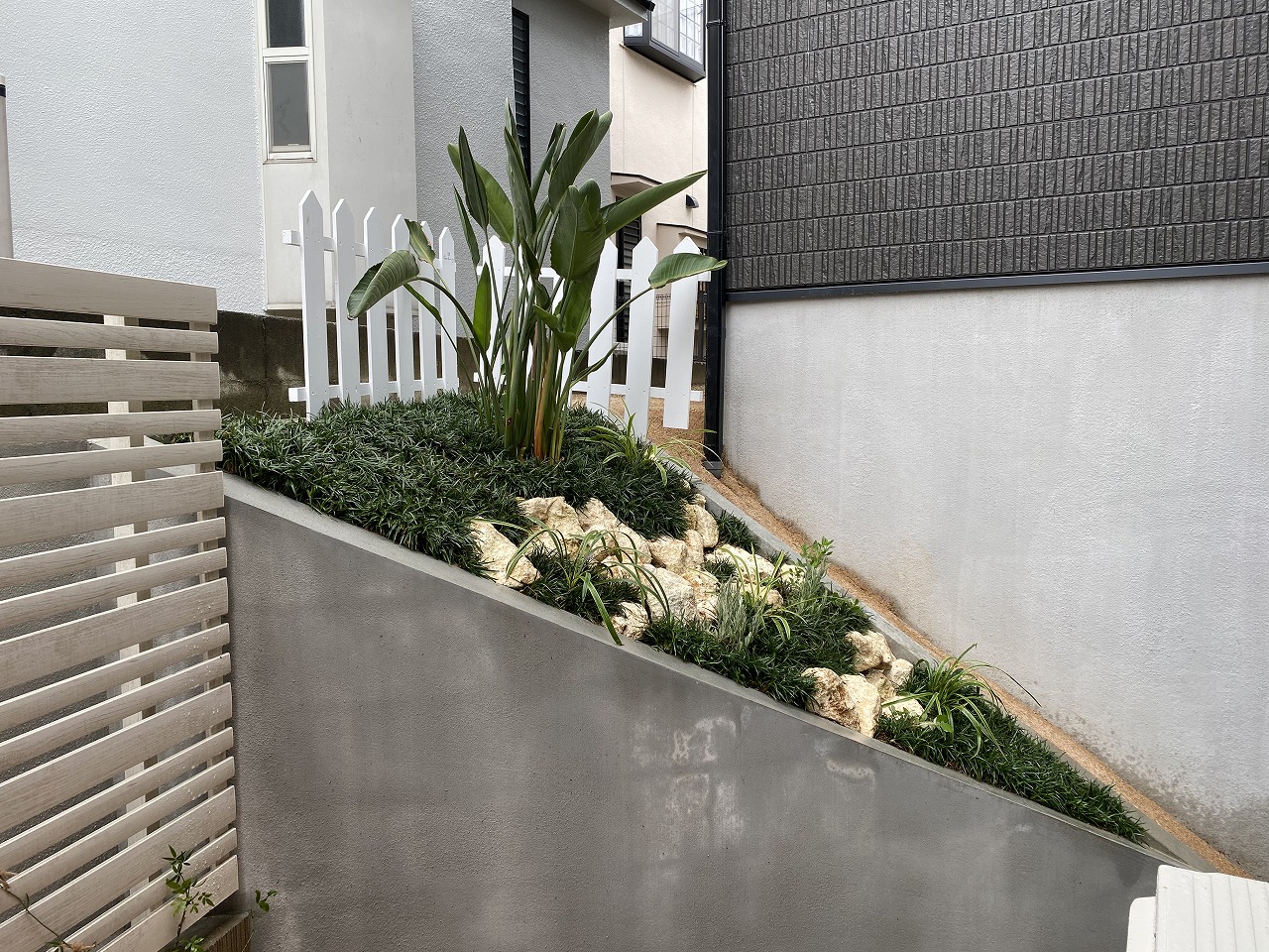 大阪　茨木市　Ｏ様　傾斜のスペースを活かしたリゾート感ある坪庭つくり