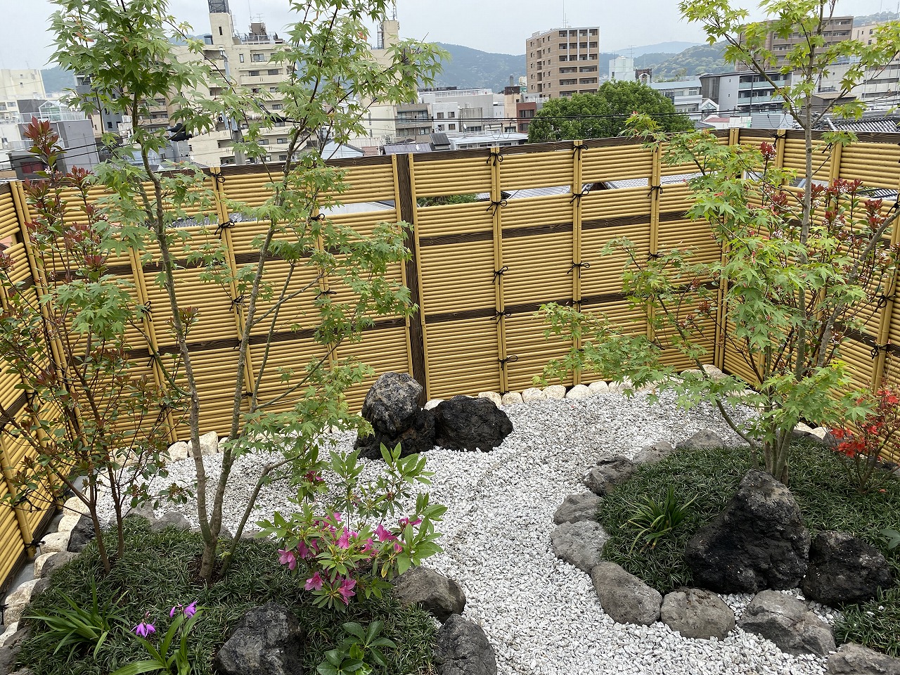 京都　京都市中京区　古美術商I堂様　ビル屋上の和風の庭つくり　