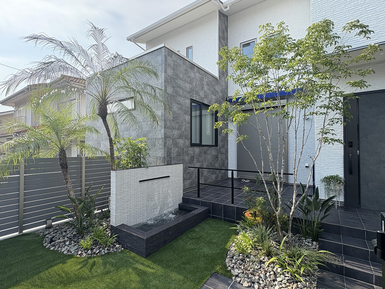 大阪　堺市　壁泉のあるハワイアンの庭